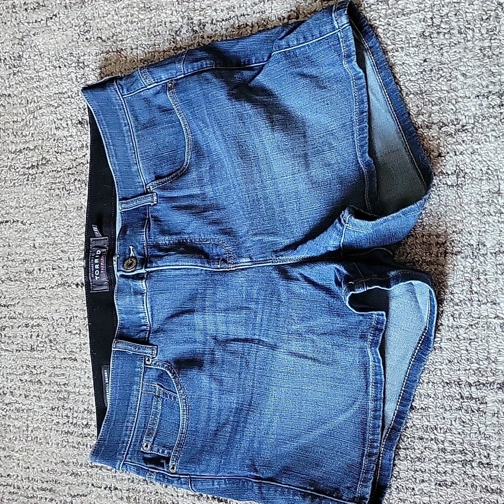 Torrid bombshell skinny shorts